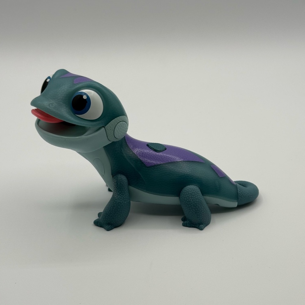 Disney Frozen 2 BRUNI The Fire‎ Spirit Salamander Light Up 7" Long Figure Toy